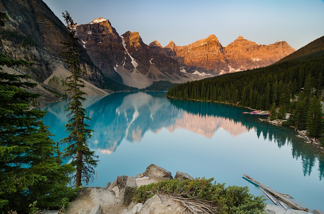 Ochtendlicht op de bergen, weerspiegeld in Moraine Lake in nationaal park Banff, Canada.