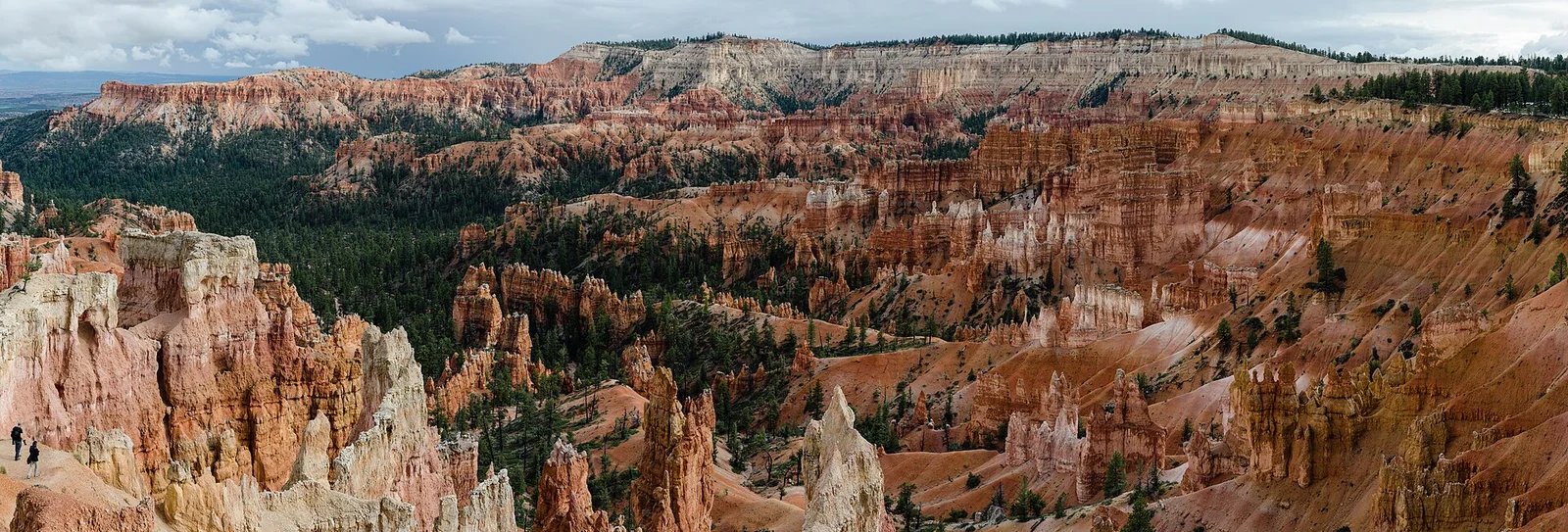 A panorama of orange hoodoos in the Bryce Amphitheater seen from Sunrise Point.