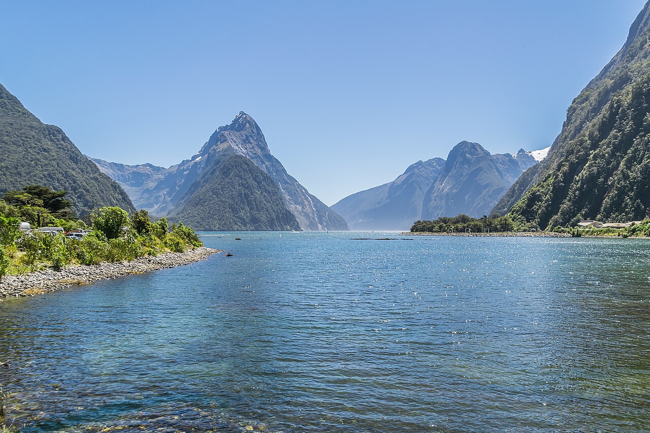 Mitre Peak und Milford Sound im neuseeländischen Nationalpark Fiordland.