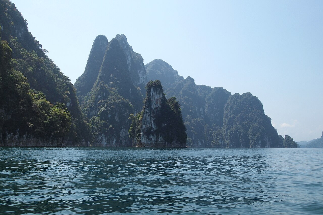 Kalkstenen kliffen boven Cheow Lan Lake in nationaal park Khao Sok, Thailand.