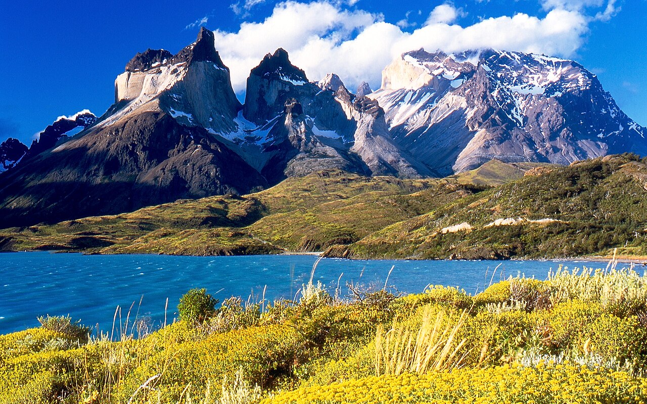 Os picos Cuernos del Paine sobre o Lago Pehoe no Parque Nacional Torres del Paine, Chile.