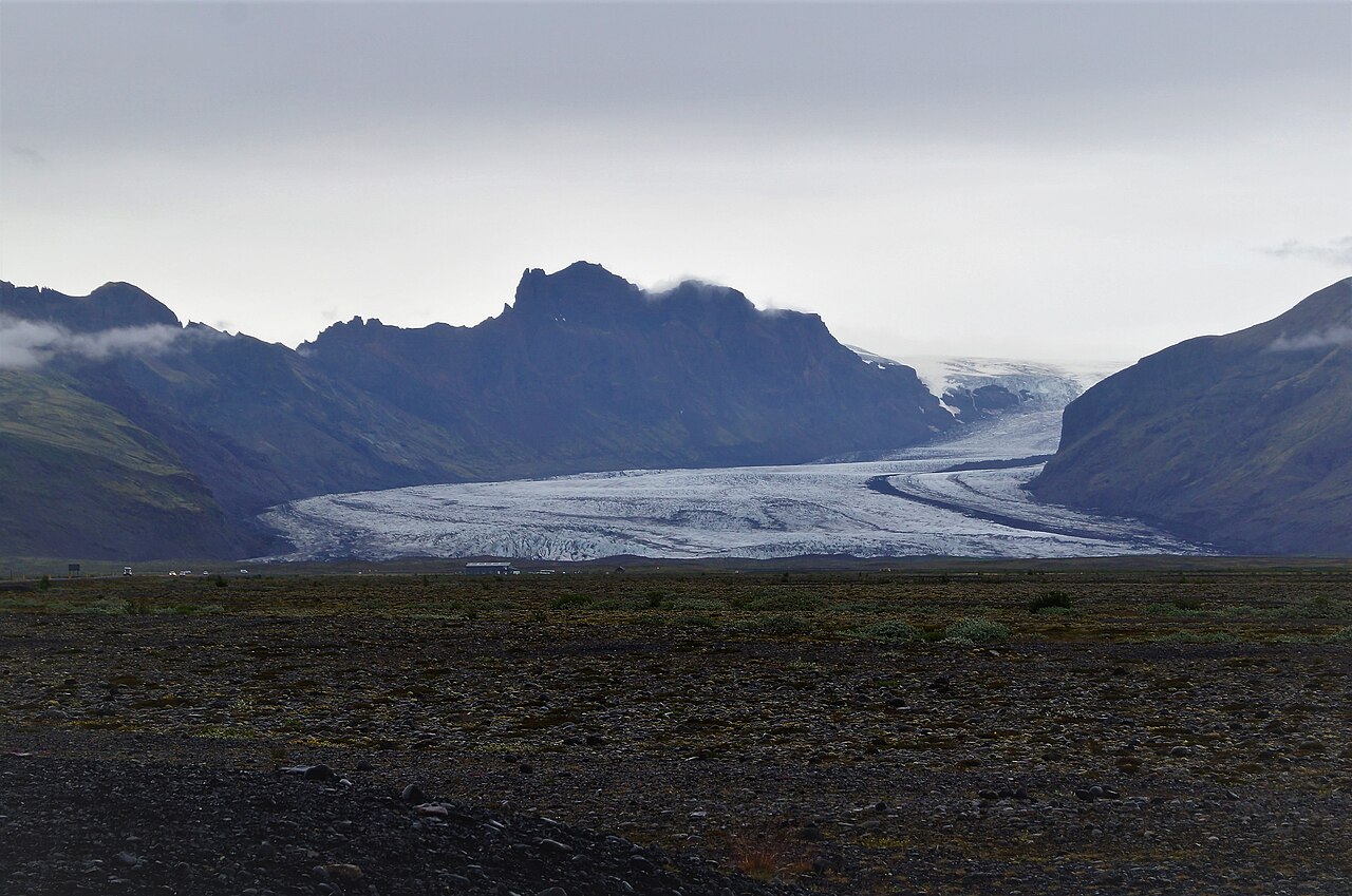 Skaftafellsjökull glacier below the mountains of Vatnajökull National Park